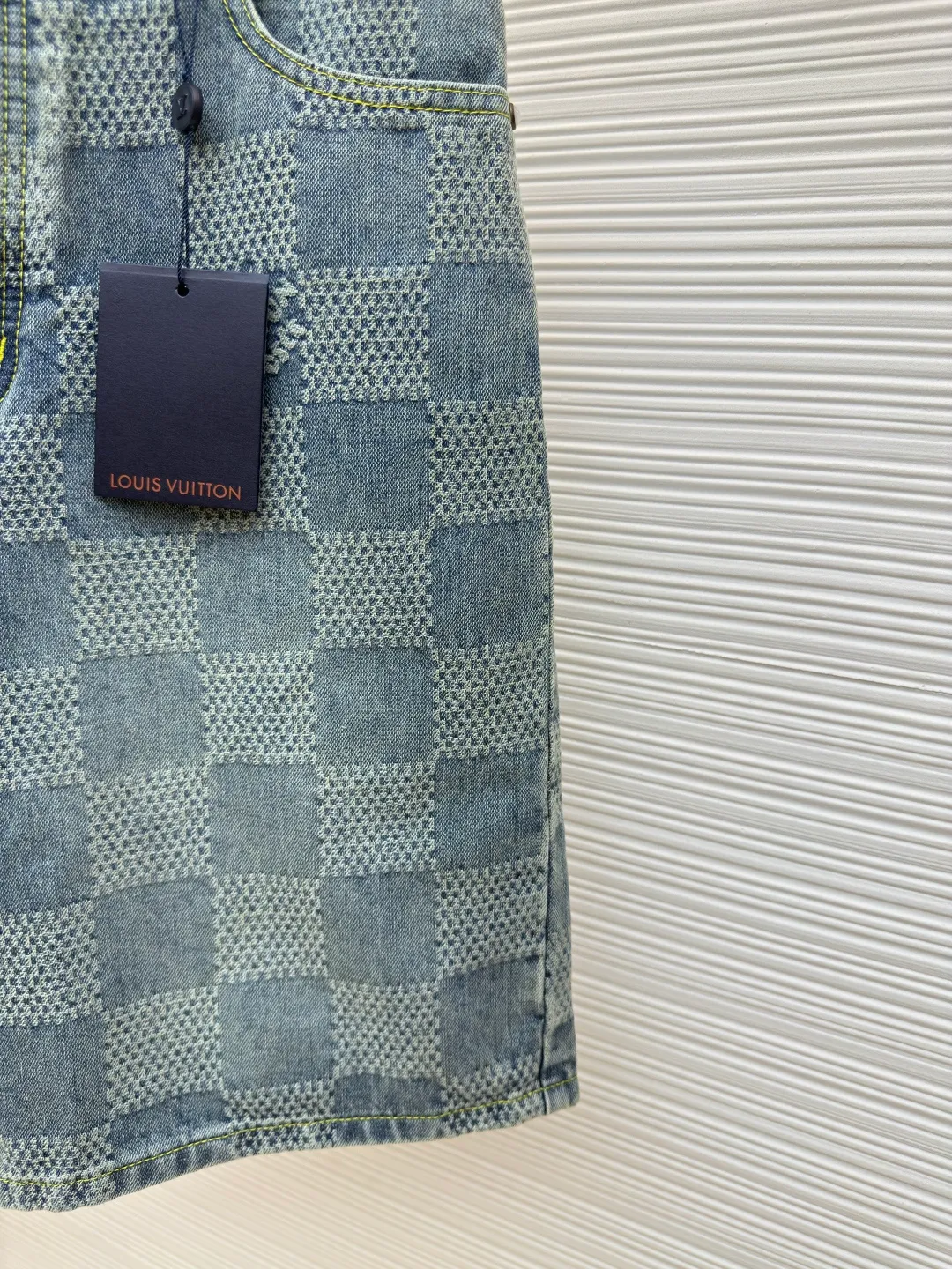 LOUIS VUITTON checkerboard denim shorts ●Authentic product: Purchased and developed at 12200 ●Item number: 1680087-B00 ●Fabric: Jacquard denim fabric ●Technology: 3D jacquard technology ●Version: Fitted version ●Size: 32-34-36-38 ●Weight: about 545 grams ●Description: Using a loom to weave a three-dimensional pattern on the fabric, the sand-washed whitening distressed denim fabric presents a whitening and distressed effect. The overall wiring is straight and delicate, the fabric is comfortable and soft, and the color is consistent without color difference. It can be matched with the same style to create a fashionable look and control various occasions. Customized accessories, complete with three standards, same style for men and women!